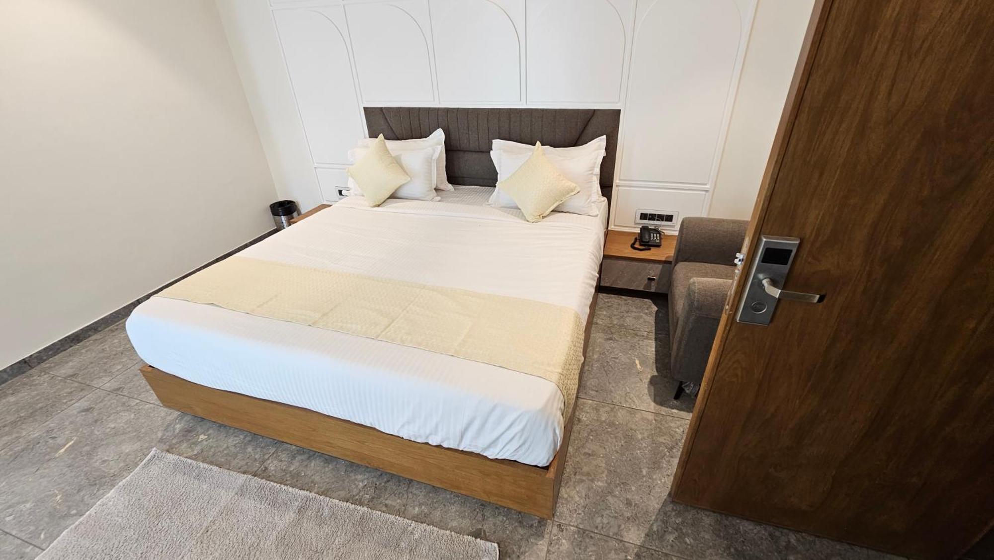 Rds Hotel Ahmedabad Ngoại thất bức ảnh