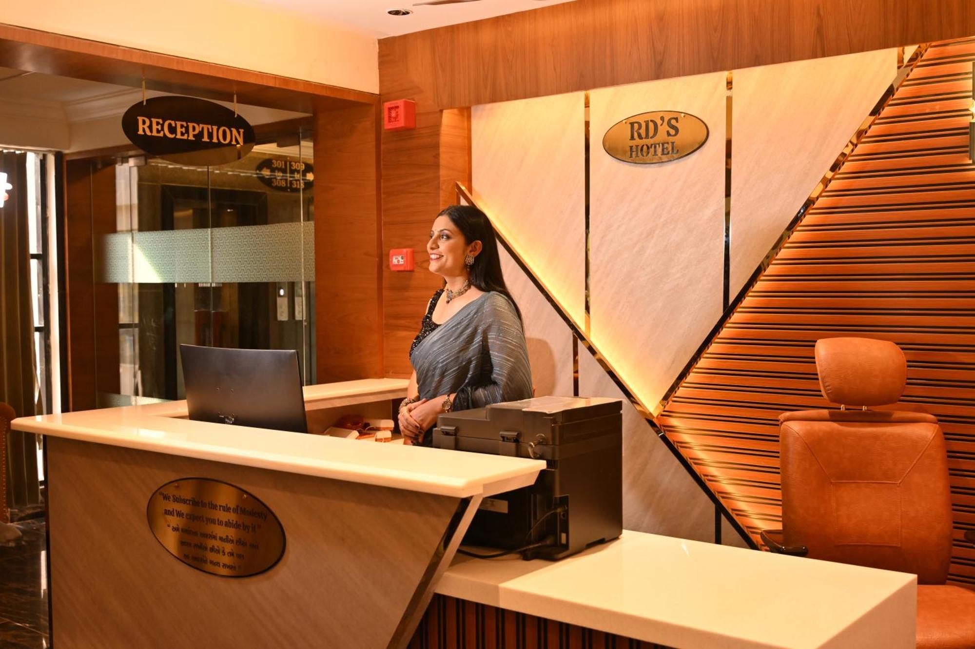 Rds Hotel Ahmedabad Ngoại thất bức ảnh