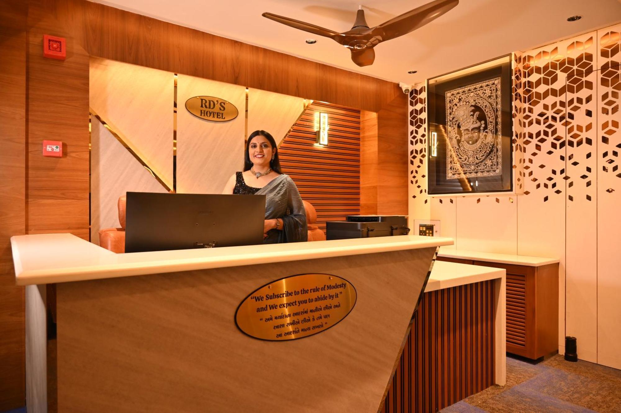 Rds Hotel Ahmedabad Ngoại thất bức ảnh