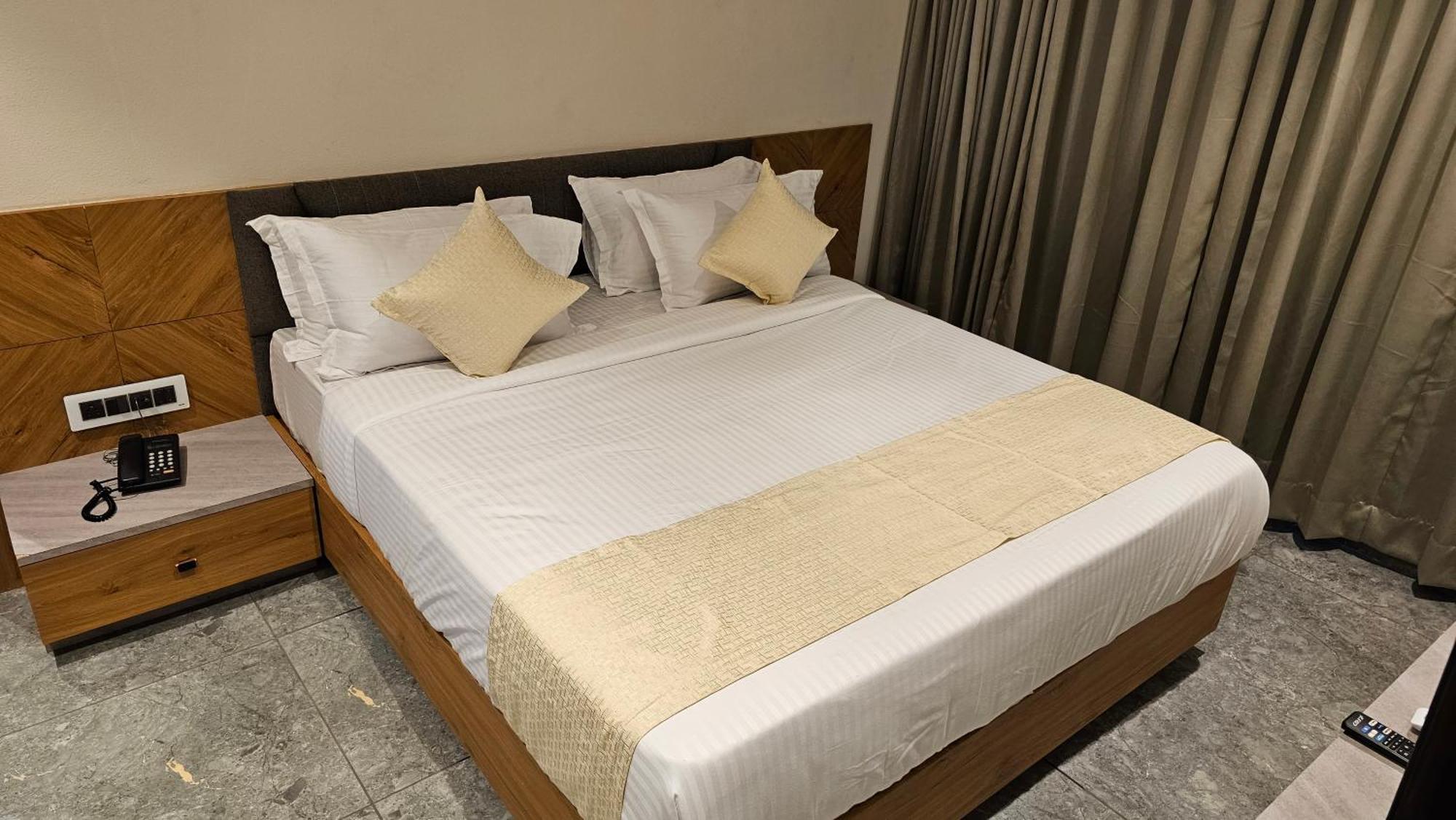 Rds Hotel Ahmedabad Ngoại thất bức ảnh