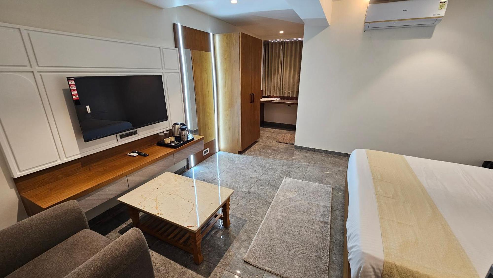 Rds Hotel Ahmedabad Ngoại thất bức ảnh