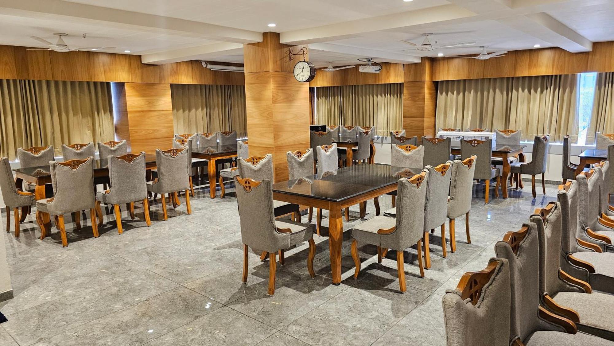 Rds Hotel Ahmedabad Ngoại thất bức ảnh