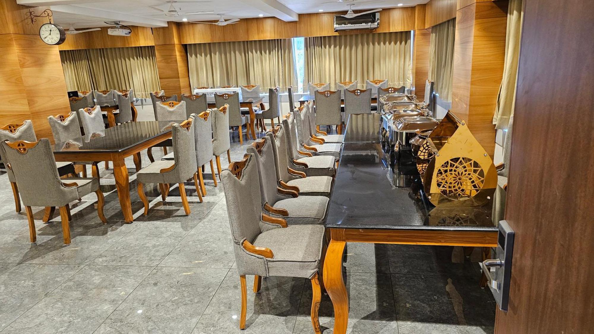 Rds Hotel Ahmedabad Ngoại thất bức ảnh